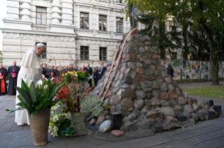 21-Viaggio Apostolico in Lituania: Visita e preghiera nel Museo delle occupazioni e lotte per la libert&#xe0;