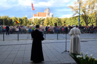 17-Viaje apostólico a Lituania: Visita y oración en el Museo de la Ocupación y de la Lucha por la Libertad