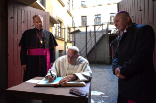 18-Viaje apostólico a Lituania: Visita y oración en el Museo de la Ocupación y de la Lucha por la Libertad