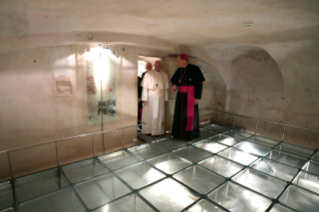 22-Voyage apostolique en Lituanie : Visite et prière au Musée des victimes du génocide