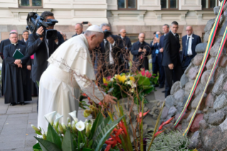 26-Voyage apostolique en Lituanie : Visite et prière au Musée des victimes du génocide