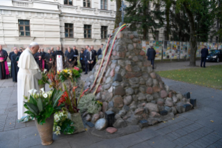 27-Viaggio Apostolico in Lituania: Visita e preghiera nel Museo delle occupazioni e lotte per la libert&#xe0;