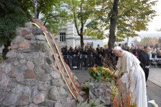 28-Viaje apostólico a Lituania: Visita y oración en el Museo de la Ocupación y de la Lucha por la Libertad