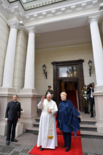 1-Viaggio Apostolico in Lituania: Incontro con le Autorit&#xe0;, con la Societ&#xe0; civile e con il Corpo Diplomatico