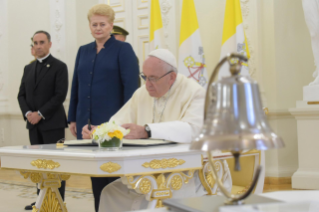 4-Voyage apostolique en Lituanie : Rencontre avec les autorités, la société civile et avec le corps diplomatique 