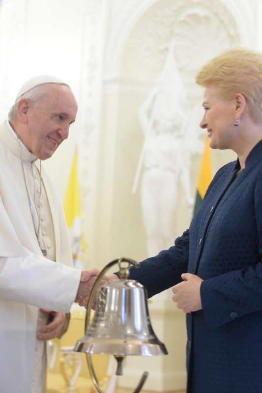 2-Viaggio Apostolico in Lituania: Incontro con le Autorit&#xe0;, con la Societ&#xe0; civile e con il Corpo Diplomatico