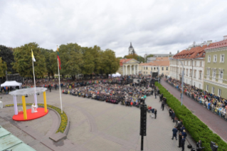 10-Apostolische Reise nach Litauen: Begegnung mit den Vertretern der Regierung, der Zivilgesellschaft und dem Diplomatischen Korps 