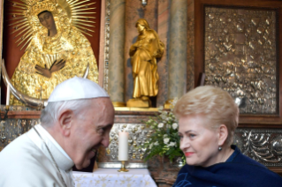 12-Voyage apostolique en Lituanie : Visite au sanctuaire Mater Misericordiae