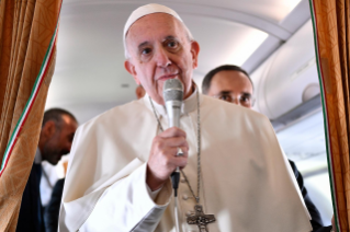 0-Viaggio Apostolico in Lituania, Lettonia ed Estonia: Saluto del Santo Padre ai giornalisti sul volo di andata diretto a Vilnius