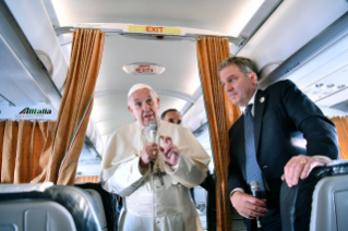 1-Viaggio Apostolico in Lituania, Lettonia ed Estonia: Saluto del Santo Padre ai giornalisti sul volo di andata diretto a Vilnius
