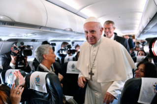4-Viaggio Apostolico in Lituania, Lettonia ed Estonia: Saluto del Santo Padre ai giornalisti sul volo di andata diretto a Vilnius