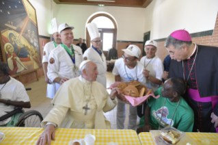 23-Almoço do Santo Padre na Missão Esperança e Caridade  (Frei Biagio Conte)