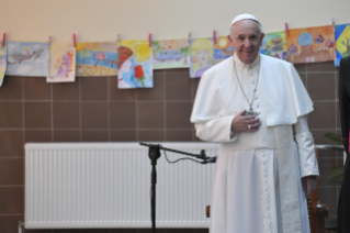 0-Apostolic Journey to Bulgaria: Private visit of the Holy Father to Vrazhdebna Refugee Center (Sofia)