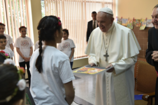 2-Viaggio Apostolico in Bulgaria: Visita del Santo Padre al Centro Profughi “Vrazhdebna”