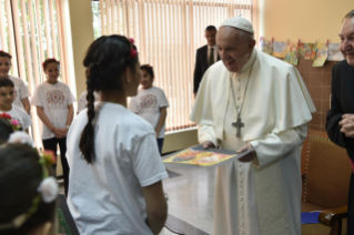 2-Viaje apost&#xf3;lico a Bulgaria: Visita al campo de refugiados de Vrazhdebna