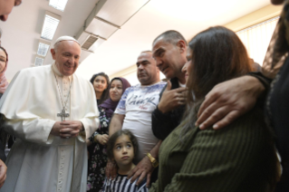 6-Viaje apost&#xf3;lico a Bulgaria: Visita al campo de refugiados de Vrazhdebna