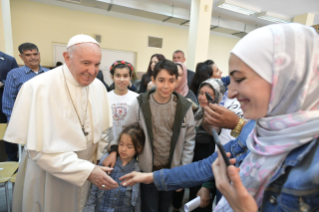 9-Viaje apost&#xf3;lico a Bulgaria: Visita al campo de refugiados de Vrazhdebna