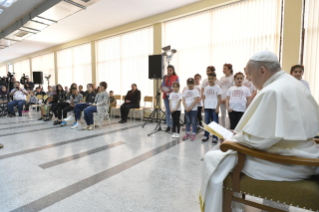 10-Viaggio Apostolico in Bulgaria: Visita del Santo Padre al Centro Profughi “Vrazhdebna”