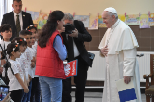 16-Viaje apost&#xf3;lico a Bulgaria: Visita al campo de refugiados de Vrazhdebna