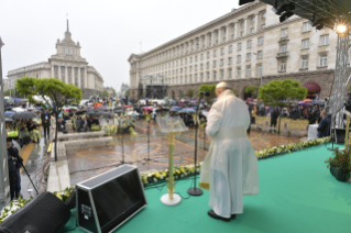 10-Apostolic Journey to Bulgaria: Prayer for Peace presided at by the Holy Father in the presence of Leaders of the various Religious Confessions in Bulgaria 