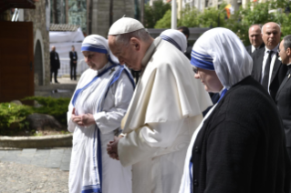 0-Apostolische Reise nach Nordmazedonien: Besuch des Mutter-Teresa-Gedenkhauses im Beisein anderer Religionsführer und Treffen mit den Armen 