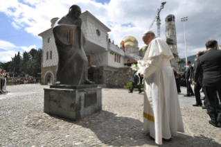 1-Viaje apostólico a Macedonia del Norte: Visita al Memorial Madre Teresa en presencia de líderes religiosos y encuentro con los pobres