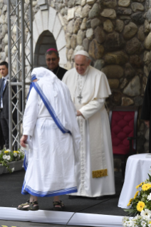 3-Viaje apostólico a Macedonia del Norte: Visita al Memorial Madre Teresa en presencia de líderes religiosos y encuentro con los pobres