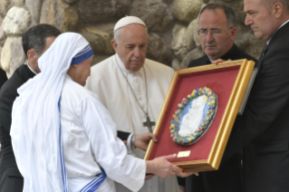 2-Viaje apostólico a Macedonia del Norte: Visita al Memorial Madre Teresa en presencia de líderes religiosos y encuentro con los pobres