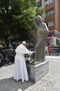 8-Apostolische Reise nach Nordmazedonien: Besuch des Mutter-Teresa-Gedenkhauses im Beisein anderer Religionsführer und Treffen mit den Armen 