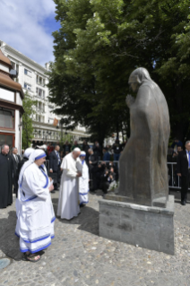 9-Viaje apostólico a Macedonia del Norte: Visita al Memorial Madre Teresa en presencia de líderes religiosos y encuentro con los pobres