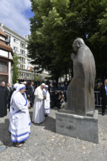 9-Apostolische Reise nach Nordmazedonien: Besuch des Mutter-Teresa-Gedenkhauses im Beisein anderer Religionsführer und Treffen mit den Armen 