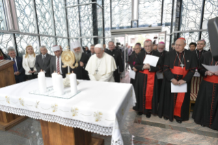 10-Apostolische Reise nach Nordmazedonien: Besuch des Mutter-Teresa-Gedenkhauses im Beisein anderer Religionsführer und Treffen mit den Armen 