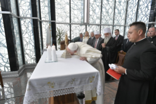11-Viaje apostólico a Macedonia del Norte: Visita al Memorial Madre Teresa en presencia de líderes religiosos y encuentro con los pobres