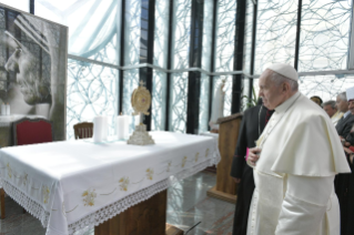 14-Viagem Apostólica à Macedônia do Norte: Visita ao Memorial Madre Teresa com a presença de religiosos e encontro com os pobres  