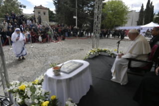 16-Viagem Apostólica à Macedônia do Norte: Visita ao Memorial Madre Teresa com a presença de religiosos e encontro com os pobres  