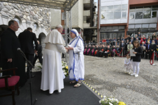 17-Viaje apostólico a Macedonia del Norte: Visita al Memorial Madre Teresa en presencia de líderes religiosos y encuentro con los pobres