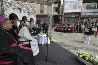 18-Apostolische Reise nach Nordmazedonien: Besuch des Mutter-Teresa-Gedenkhauses im Beisein anderer Religionsführer und Treffen mit den Armen 