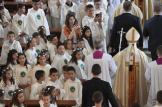 4-Viaje apostólico a Bulgaria: Santa Misa con celebración de primeras comuniones