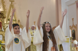 8-Viaje apostólico a Bulgaria: Santa Misa con celebración de primeras comuniones