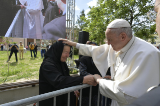 11-Viaje apostólico a Bulgaria: Santa Misa con celebración de primeras comuniones