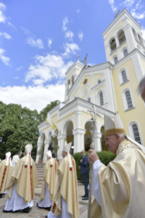 12-Viaje apostólico a Bulgaria: Santa Misa con celebración de primeras comuniones