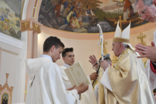 27-Viaje apostólico a Bulgaria: Santa Misa con celebración de primeras comuniones