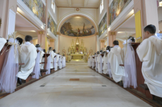 30-Viaje apostólico a Bulgaria: Santa Misa con celebración de primeras comuniones