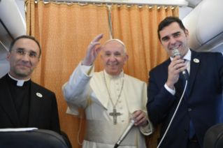 0-Viaje apostólico a Bulgaria y Macedonia del Norte: Encuentro del Santo Padre con los periodistas durante el vuelo a Sofía