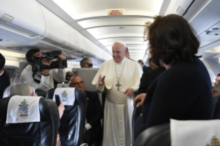 1-Viaje apostólico a Bulgaria y Macedonia del Norte: Encuentro del Santo Padre con los periodistas durante el vuelo a Sofía