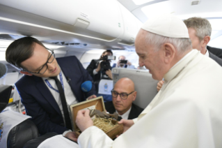 5-Viaje apostólico a Bulgaria y Macedonia del Norte: Encuentro del Santo Padre con los periodistas durante el vuelo a Sofía