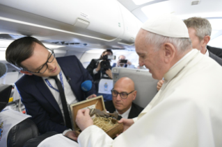 5-Apostolic Journey to Bulgaria and North Macedonia: Greeting to journalists on the flight to Sofia