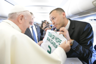 3-Viaje apostólico a Bulgaria y Macedonia del Norte: Encuentro del Santo Padre con los periodistas durante el vuelo a Sofía