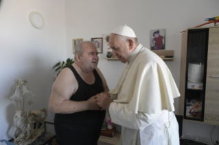 6-Visita del Santo Padre a las zonas afectadas por el terremoto de 2016 en la Di&#xf3;cesis de Camerino-Sanseverino Marche: Saludo a los habitantes