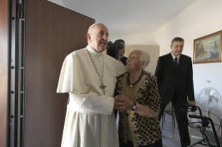 10-Visita del Santo Padre a las zonas afectadas por el terremoto de 2016 en la Di&#xf3;cesis de Camerino-Sanseverino Marche: Saludo a los habitantes